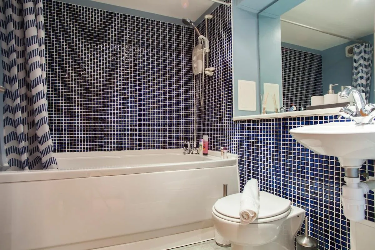 Bright & Stylish West End Apartment Edinburgh 0*,