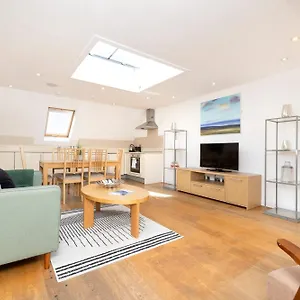 Joivy Chic 2-br Flats Near Castle Apartment